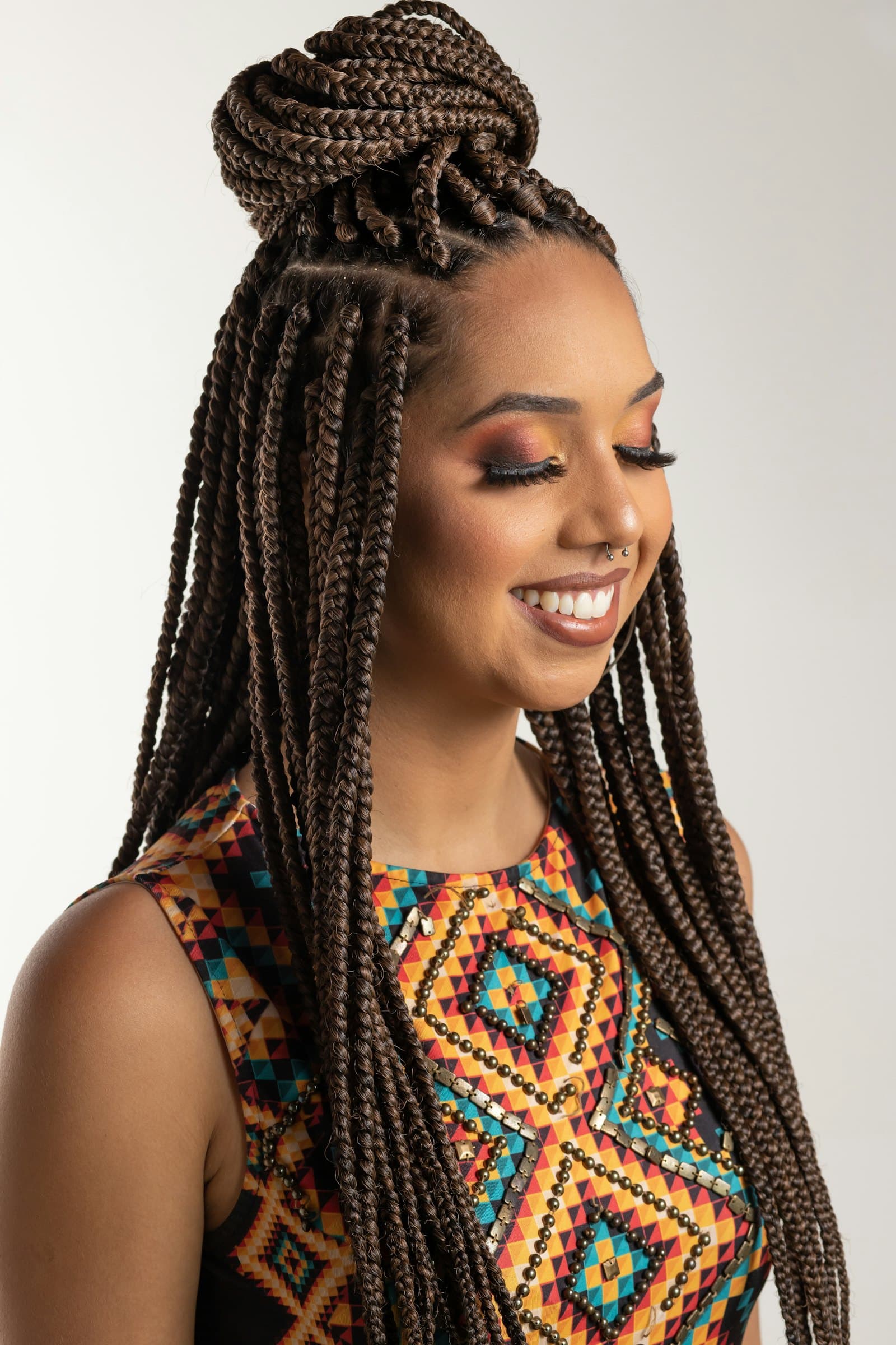 Mulher sorridente com box braids longas